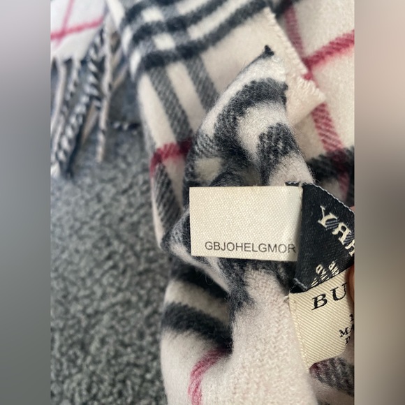 Burberry Classic Check Tan 100% Cashmere Large Scarf - Picture 4 of 8